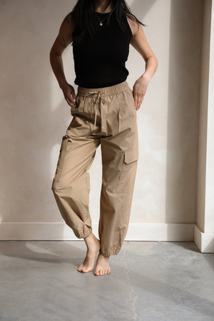 BDG Y2K Low-Rise Cargo Pant | Cargo pants outfit, Cargo pant, Outfits